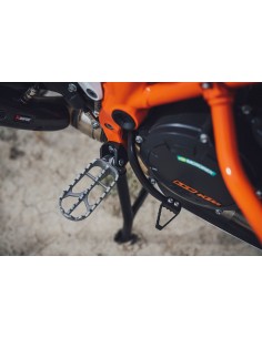 SET OF FOOTPEGS FACTORY RACING 2